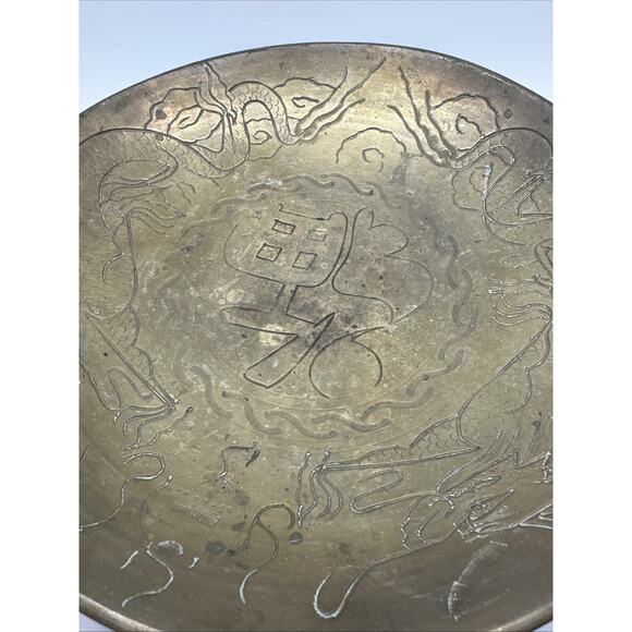 Vintage 10” Chinese Engraved Etched Heavy Brass Dragon Low Bowl - Picture 4 of 7